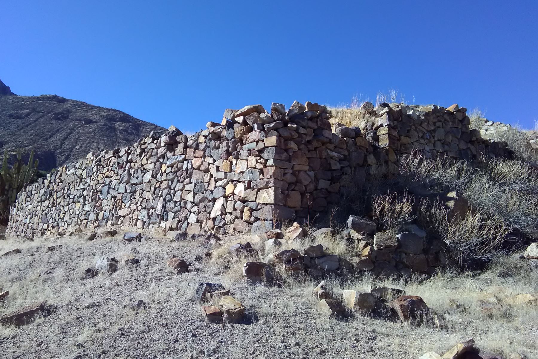 Estas paredes corresponden al pueblo inca de Estagagache, que, posiblemente, albergue los restos arqueológicos más importantes de la región Moquegua.