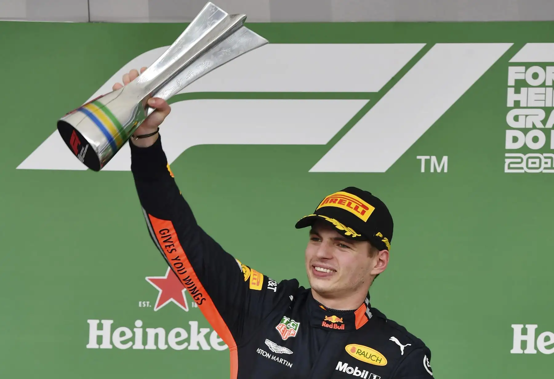 El piloto holandés de Red Bull, Max Verstappen, celebra en el podio después de ganar el Gran Premio de F1 de Brasil, en el hipódromo de Interlagos en Sao Paulo.
Foto: AFP