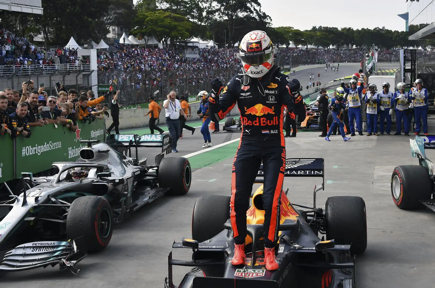 El piloto holandés de Red Bull, Max Verstappen, celebra tras ganar el Gran Premio de F1 Brasil, en el hipódromo de Interlagos en Sao Paulo.
Foto: AFP