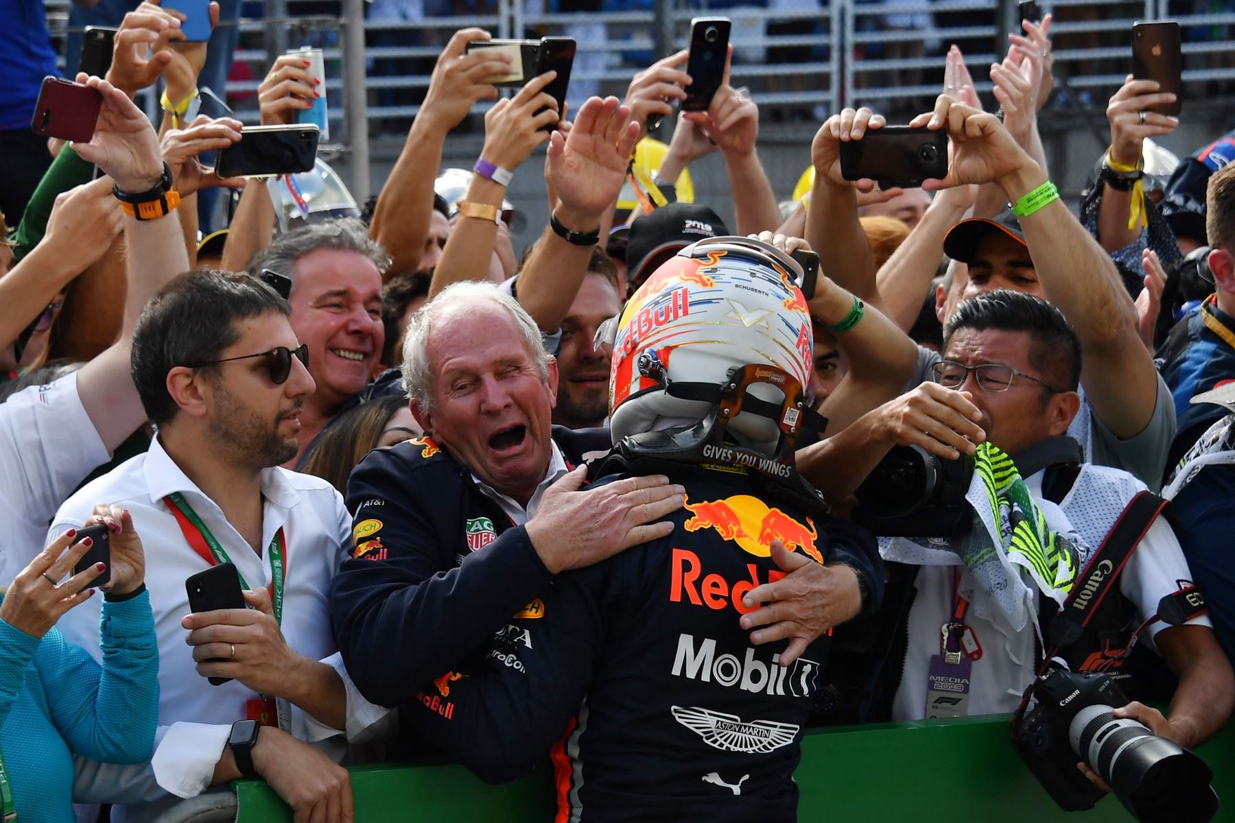 El piloto holandés de Red Bull, Max Verstappen, celebra tras ganar el Gran Premio de F1 Brasil, en el hipódromo de Interlagos en Sao Paulo.
Foto: AFP