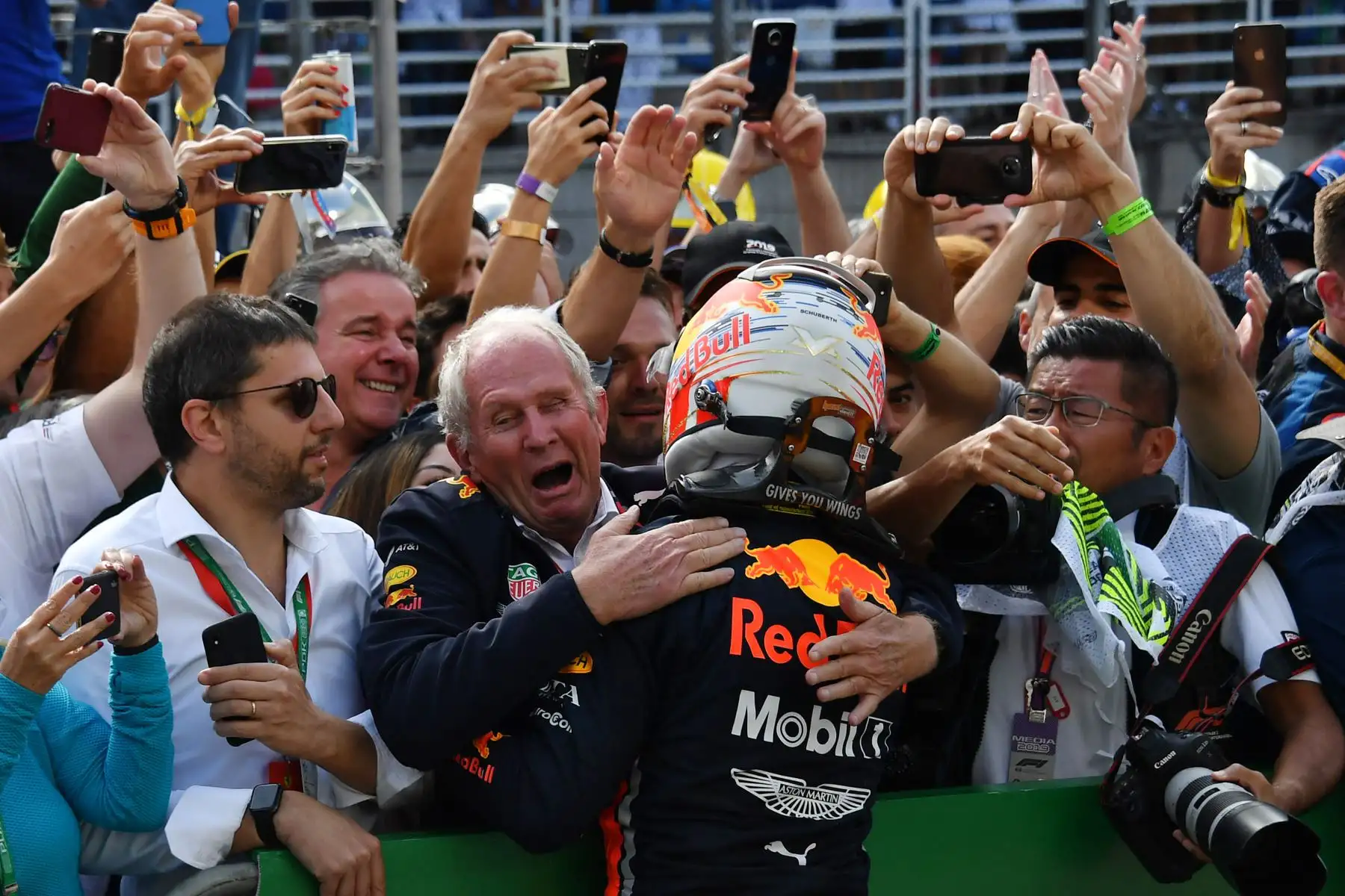 El piloto holandés de Red Bull, Max Verstappen, celebra tras ganar el Gran Premio de F1 Brasil, en el hipódromo de Interlagos en Sao Paulo.
Foto: AFP