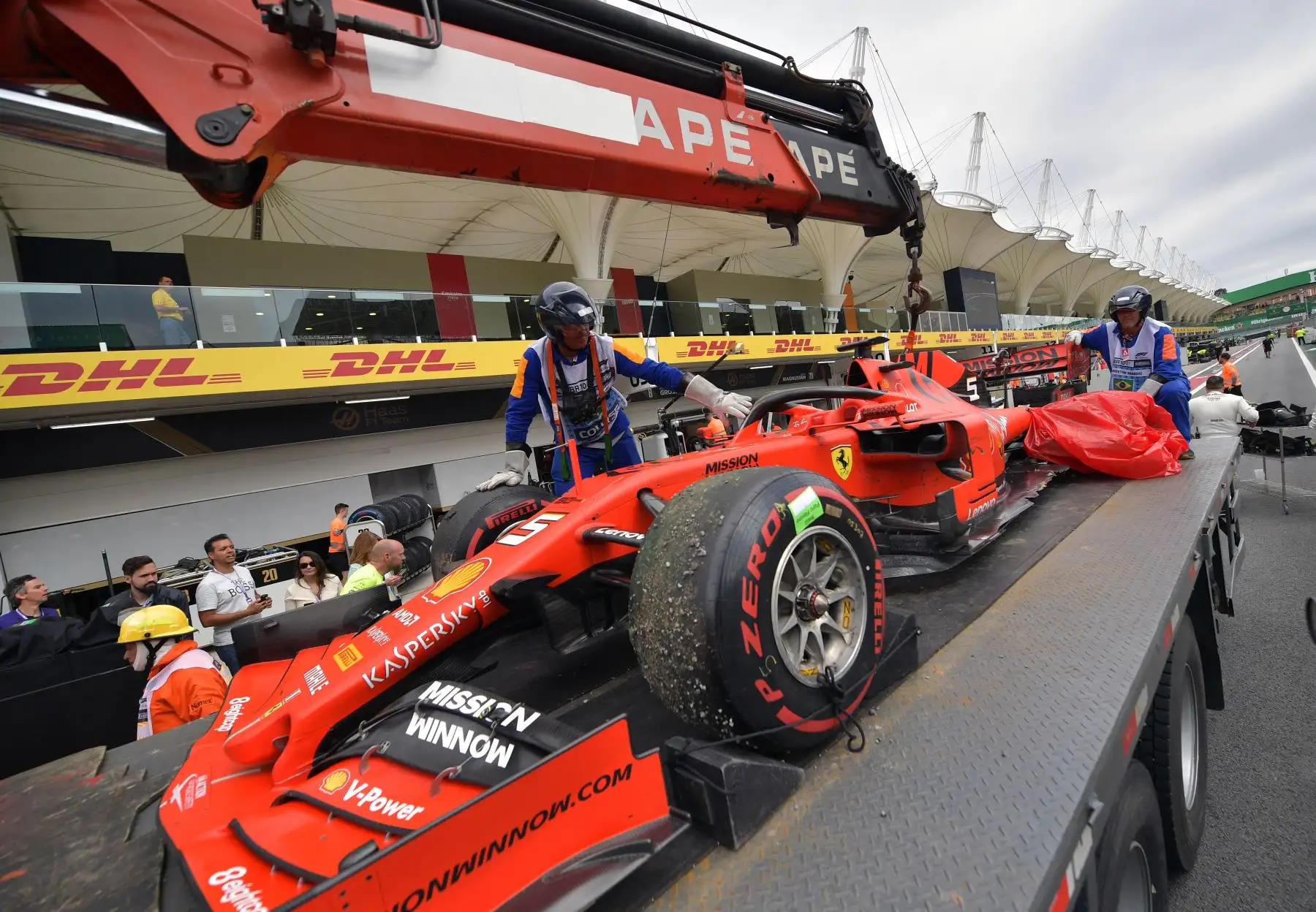 El auto dañado del piloto alemán de Ferrari, Sebastian Vettel, llega en cajas durante el Gran Premio de F1 de Brasil, en el hipódromo de Interlagos en Sao Paulo.
Foto: AFP