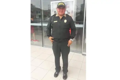 La honradez del policía Ágreda Carbajal,quien devolvió dinero olvidado en un cajero por anciano, fue elogiada en Chimbote. Foto: Cortesía/Gonzalo Horna