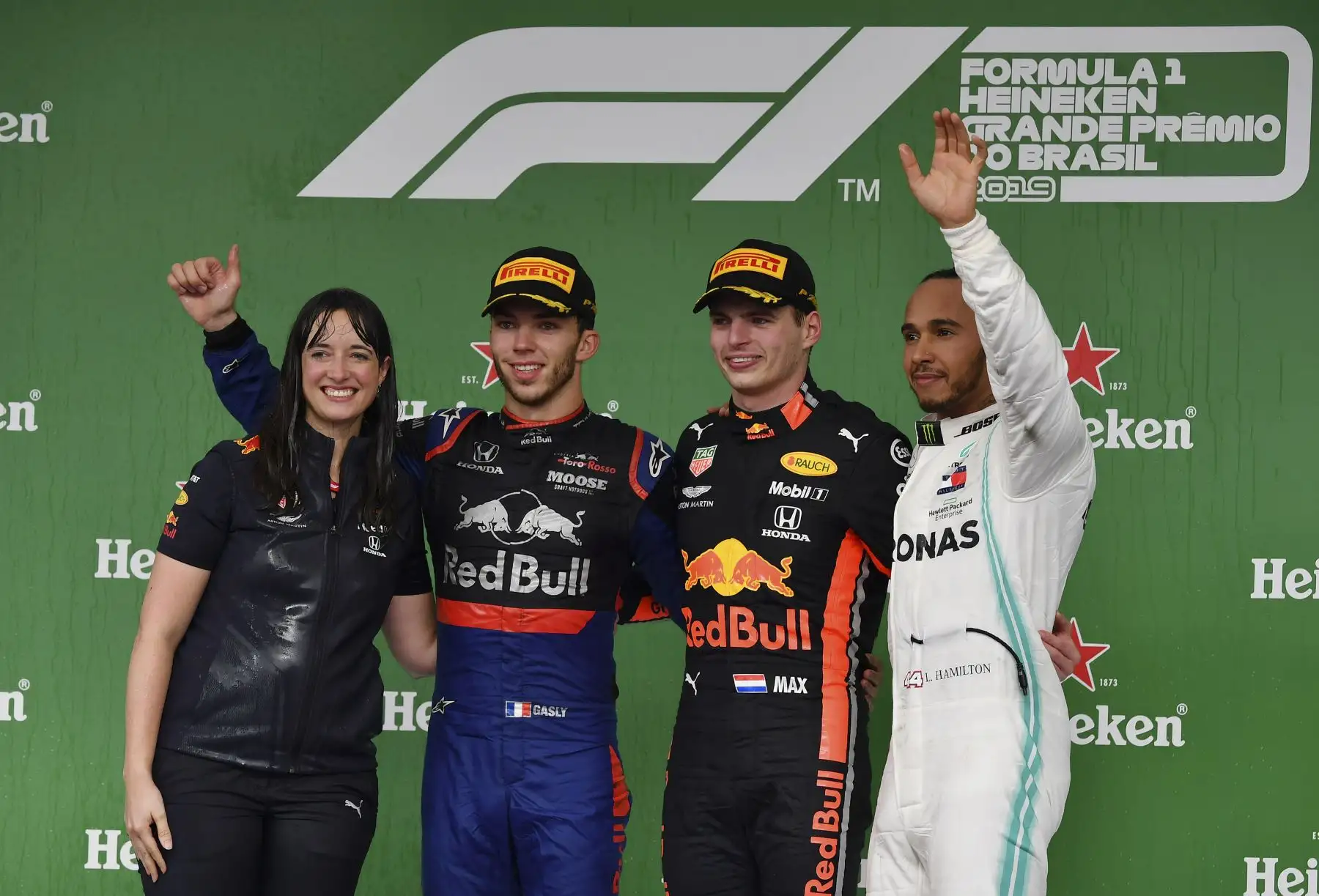 El piloto holandés de Red Bull, Max Verstappen (2 ° R) celebra en el podio después de ganar el Gran Premio de F1 de Brasil, junto al miembro del equipo de Red Bull (L), el piloto francés de Toro Rosso, Pierre Gasly (2 ° L), que ocupó el segundo lugar y el piloto británico de Mercedes, Lewis Hamilton, que llegó tercero en el hipódromo de Interlagos en Sao Paulo.
Foto: AFP