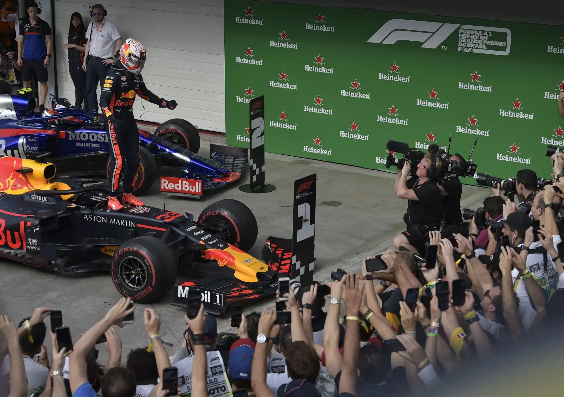 El piloto holandés de Red Bull, Max Verstappen, celebra tras ganar el Gran Premio de F1 Brasil, en el hipódromo de Interlagos en Sao Paulo.
Foto: AFP