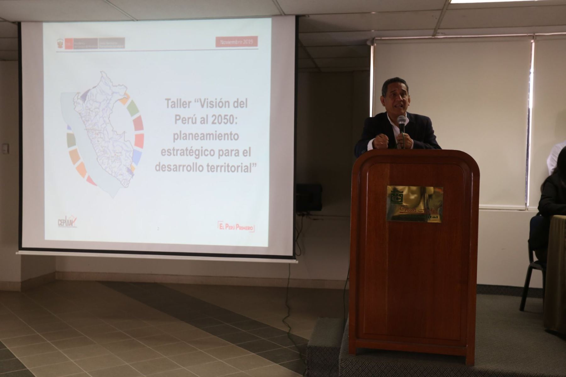 El gobernador regional de Cajamarca, Mesías Guevara, participó en el taller “Visión del Perú al 2050: Planeamiento estratégico para el desarrollo territorial”.