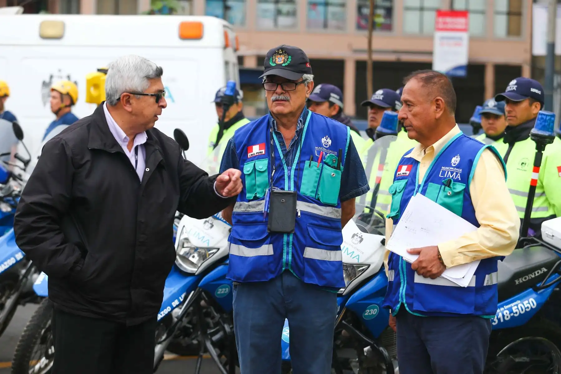 Para garantizar la seguridad de los vecinos en la zona comercial de Mercado Central, Mesa Redonda y Triángulo de Grau, iniciamos el Plan de Seguridad Integral Navidad 360°, que comprende la restricción vehicular en las avenidas Abancay, Grau y los jirones Paruro y Junín. Foto: ANDINA/Héctor Vinces