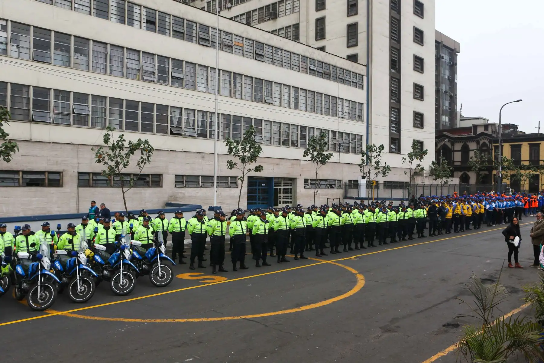 Para garantizar la seguridad de los vecinos en la zona comercial de Mercado Central, Mesa Redonda y Triángulo de Grau, iniciamos el Plan de Seguridad Integral Navidad 360°, que comprende la restricción vehicular en las avenidas Abancay, Grau y los jirones Paruro y Junín. Foto: ANDINA/Héctor Vinces