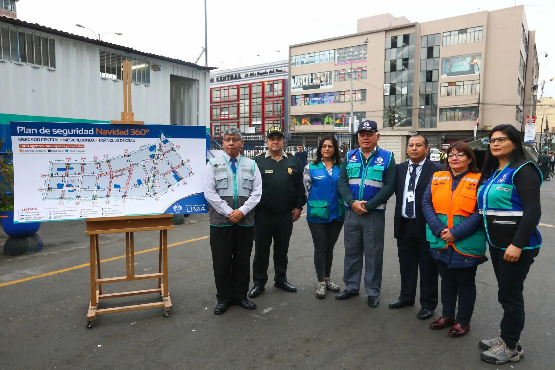 Para garantizar la seguridad de los vecinos en la zona comercial de Mercado Central, Mesa Redonda y Triángulo de Grau, iniciamos el Plan de Seguridad Integral Navidad 360°, que comprende la restricción vehicular en las avenidas Abancay, Grau y los jirones Paruro y Junín. Foto: ANDINA/Héctor Vinces