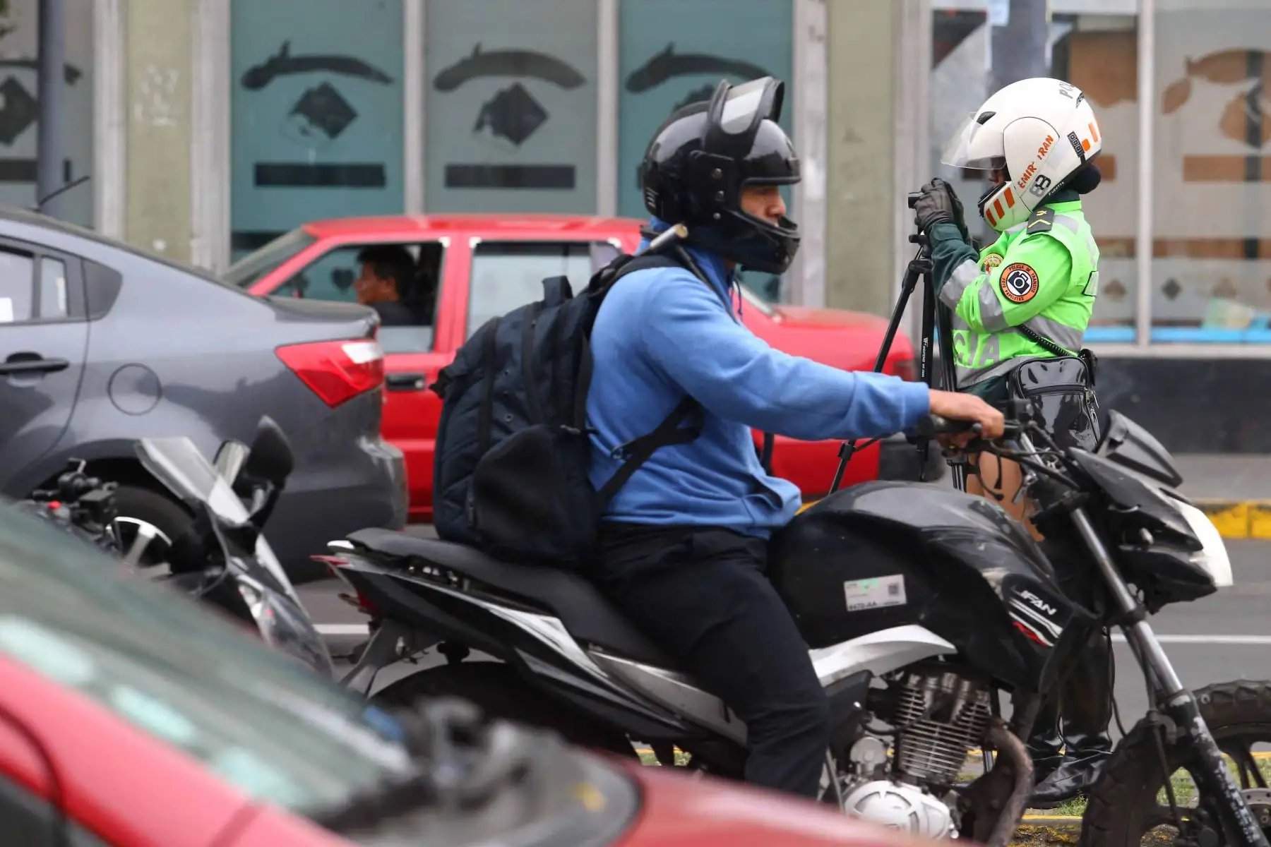 Fiscalización electrónica con cámaras de vigilancia para detectar y sancionar a los vehículos que invadan los carriles “Solo Bus” señalizados en el eje vial Tacna – Garcilaso – Arequipa. Foto: Héctor Vinces