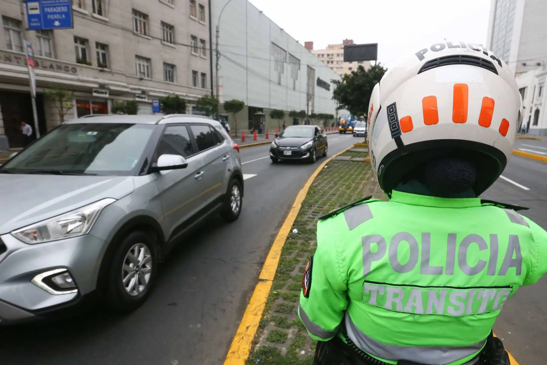 Fiscalización electrónica con cámaras de vigilancia para detectar y sancionar a los vehículos que invadan los carriles “Solo Bus” señalizados en el eje vial Tacna – Garcilaso – Arequipa. Foto: Héctor Vinces
