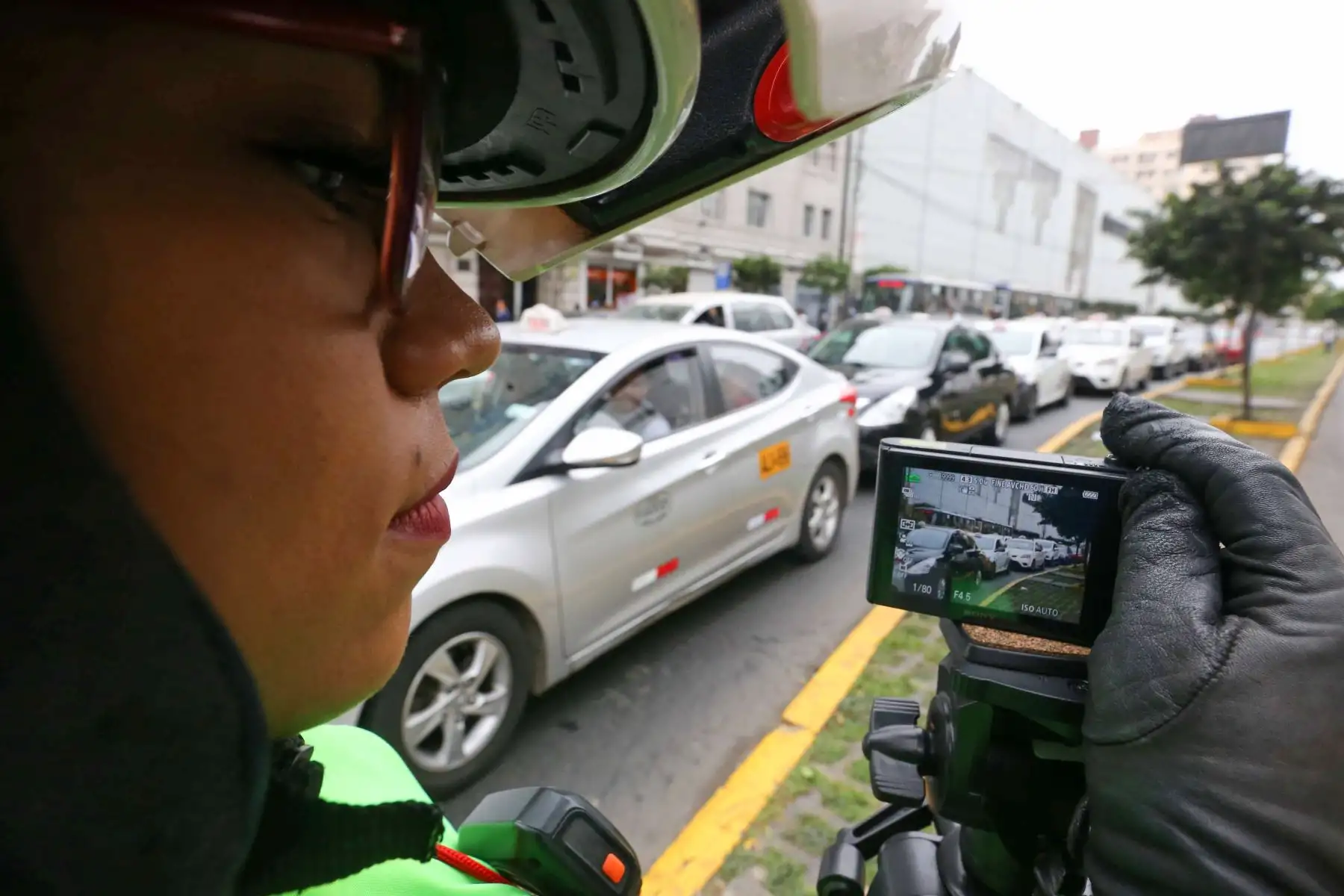 Fiscalización electrónica con cámaras de vigilancia para detectar y sancionar a los vehículos que invadan los carriles “Solo Bus” señalizados en el eje vial Tacna – Garcilaso – Arequipa. Foto: Héctor Vinces