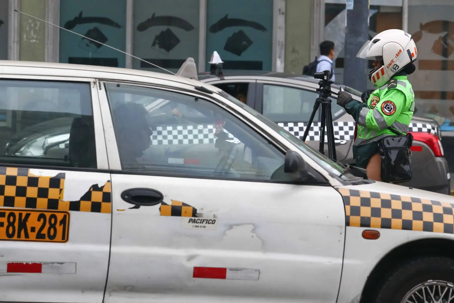 Fiscalización electrónica con cámaras de vigilancia para detectar y sancionar a los vehículos que invadan los carriles “Solo Bus” señalizados en el eje vial Tacna – Garcilaso – Arequipa. Foto: Héctor Vinces