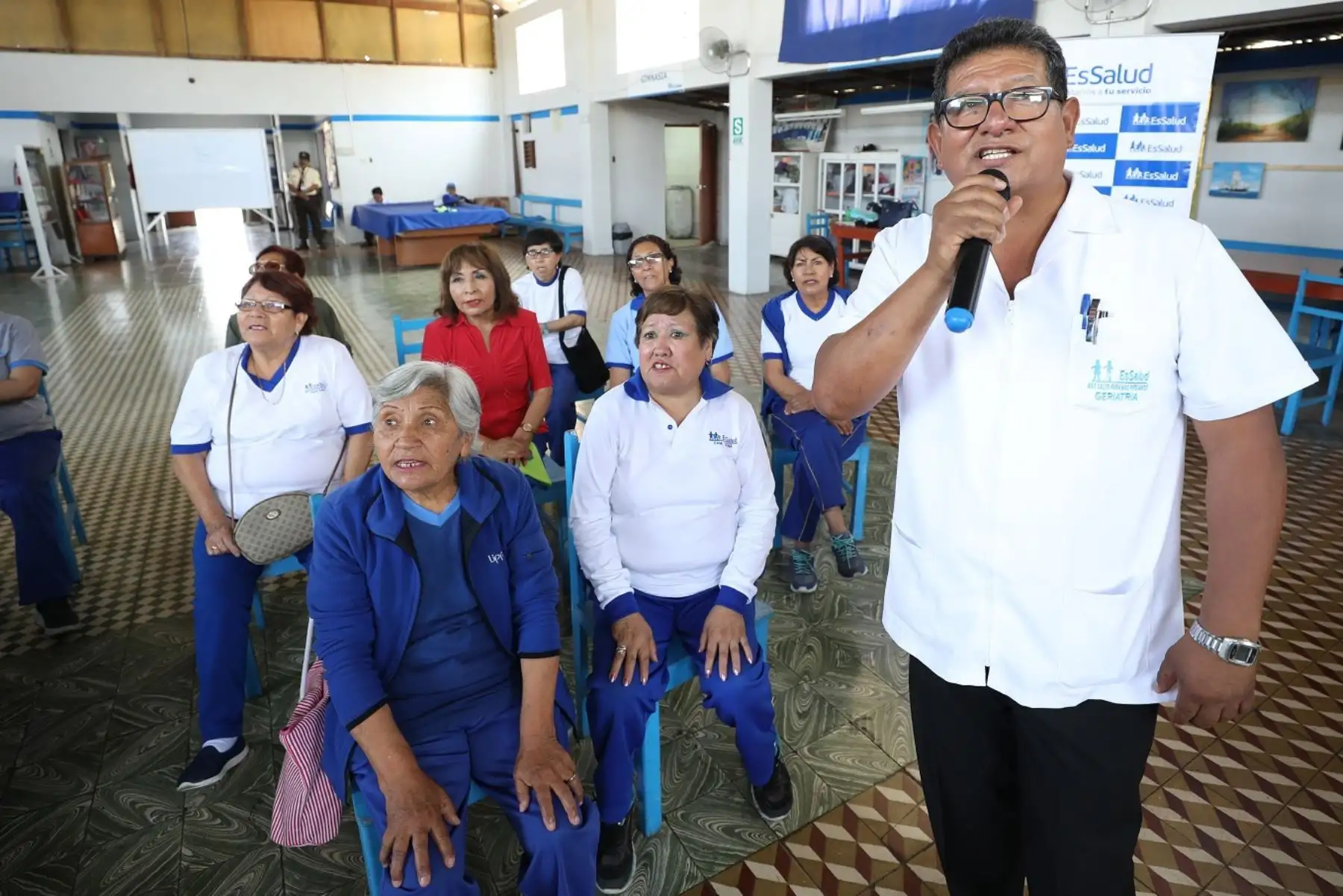 Médico de EsSalud en Tacna canta a sus pacientes para aliviar depresión y estrés causada por estancia hospitalaria. ANDINA/Difusión