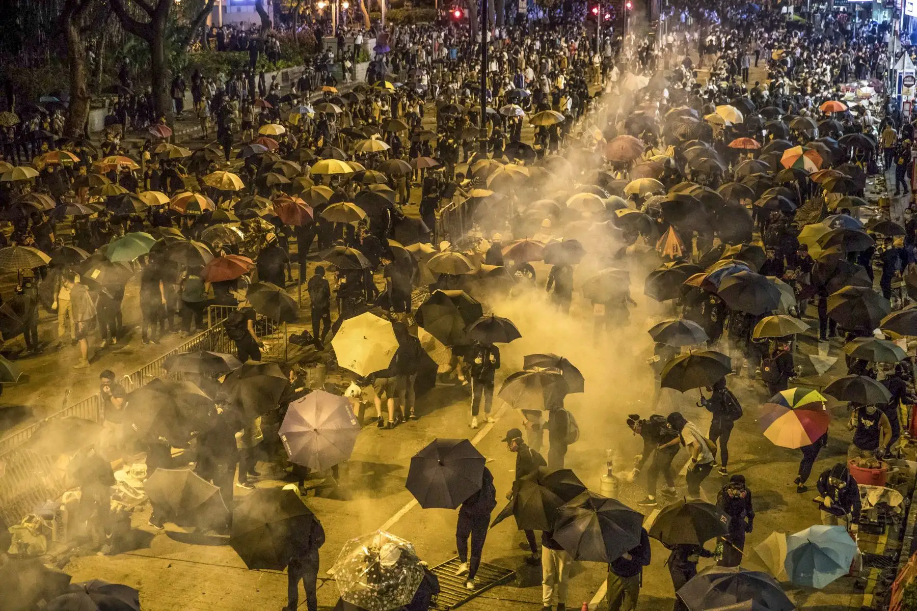 Los manifestantes lanzaron cócteles molotov y los antidisturbios emplearon gases lacrimógenos y cañones de líquido. Foto: AFP