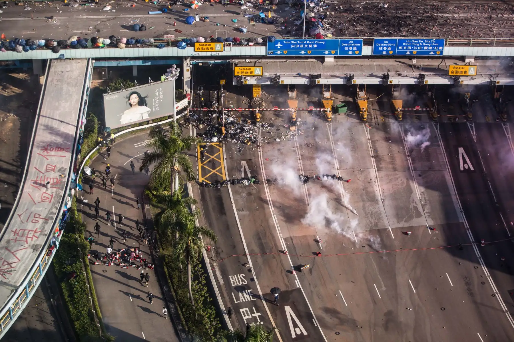 Tras una batalla campal entre los estudiantes atrincherados en la Universidad Politécnica y la policía, que advirtió de que usaría munición real si los primeros no dejaban de lanzar cócteles molotov y otros objetos. Foto: AFP
