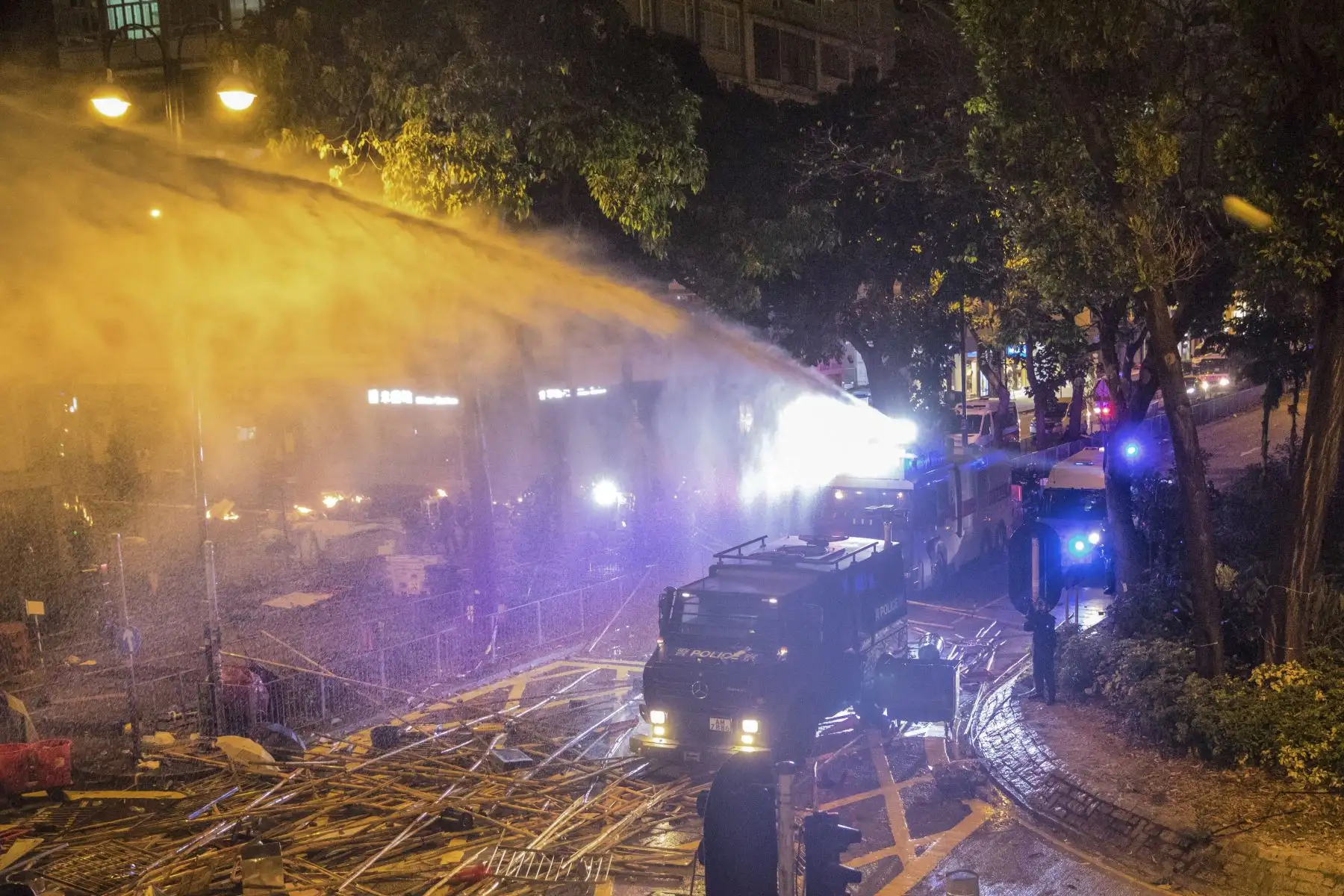 Tras una batalla campal entre los estudiantes atrincherados en la Universidad Politécnica y la policía, que advirtió de que usaría munición real si los primeros no dejaban de lanzar cócteles molotov y otros objetos. Foto: AFP