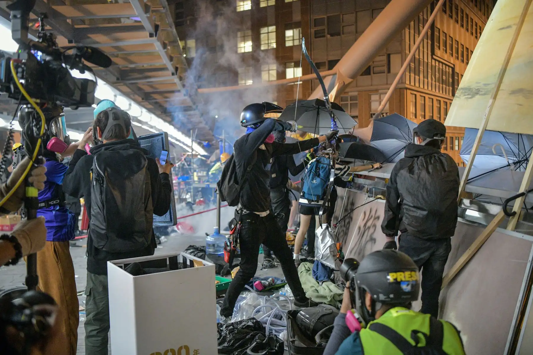 Durante todo el día, la policía usó gases lacrimógenos y cañones de agua desde los que disparaban tinta azul con el objetivo de identificar con más facilidad a los manifestantes. Foto: AFP
