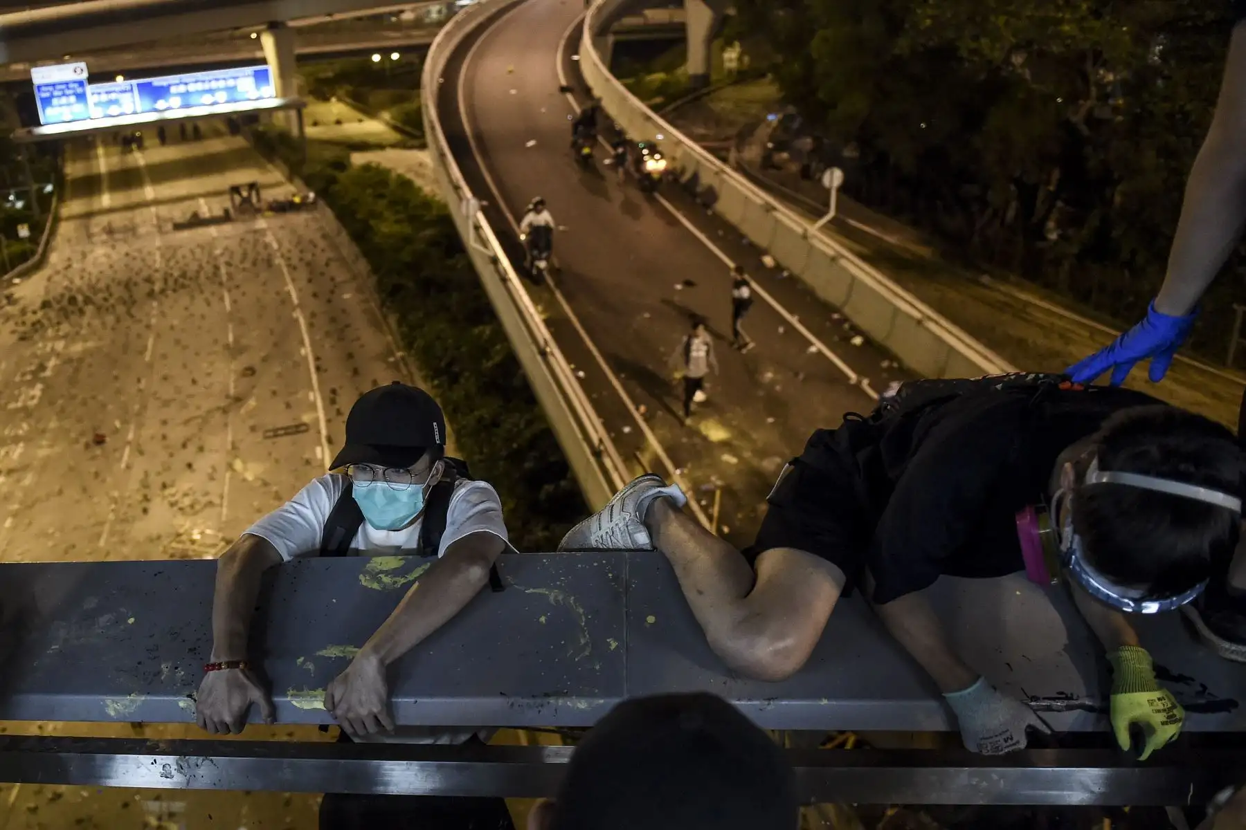 Durante todo el día, la policía usó gases lacrimógenos y cañones de agua desde los que disparaban tinta azul con el objetivo de identificar con más facilidad a los manifestantes. Foto: AFP