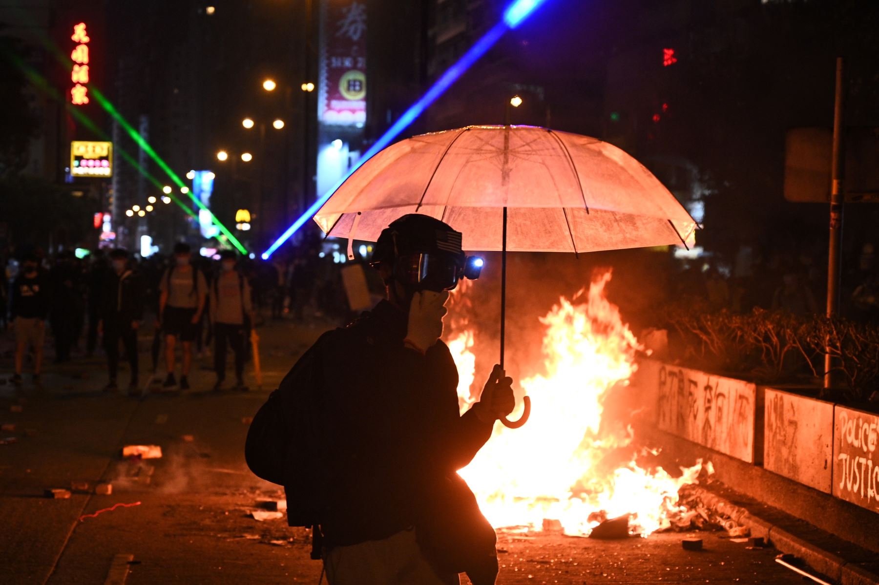 Los agentes trataron de desalojar el túnel, pero los manifestantes se refugiaron tras paraguas (uno de los símbolos de la protesta) y prendieron fuego entre escombros, lo que generó pequeñas explosiones.Foto: AFP