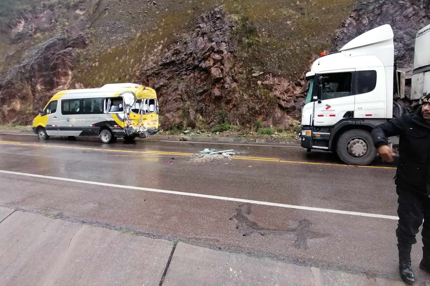 Choque deja 18 turistas heridos en carretera de Cusco. La van se dirigía a la montaña Vinicunca.