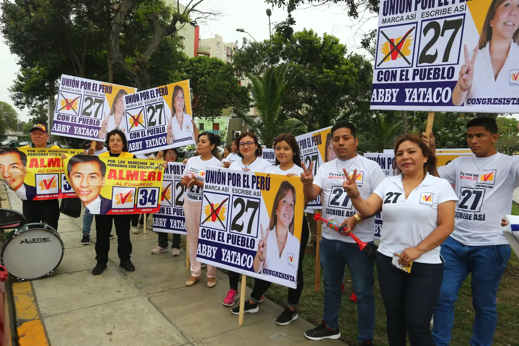 Simpatizantes del partido Unión por el Perú asisten al Jurado Nacional de Elecciones para inscribir su lista y participar en las próximas elecciones de enero del 2020 . Foto: Héctor Vinces