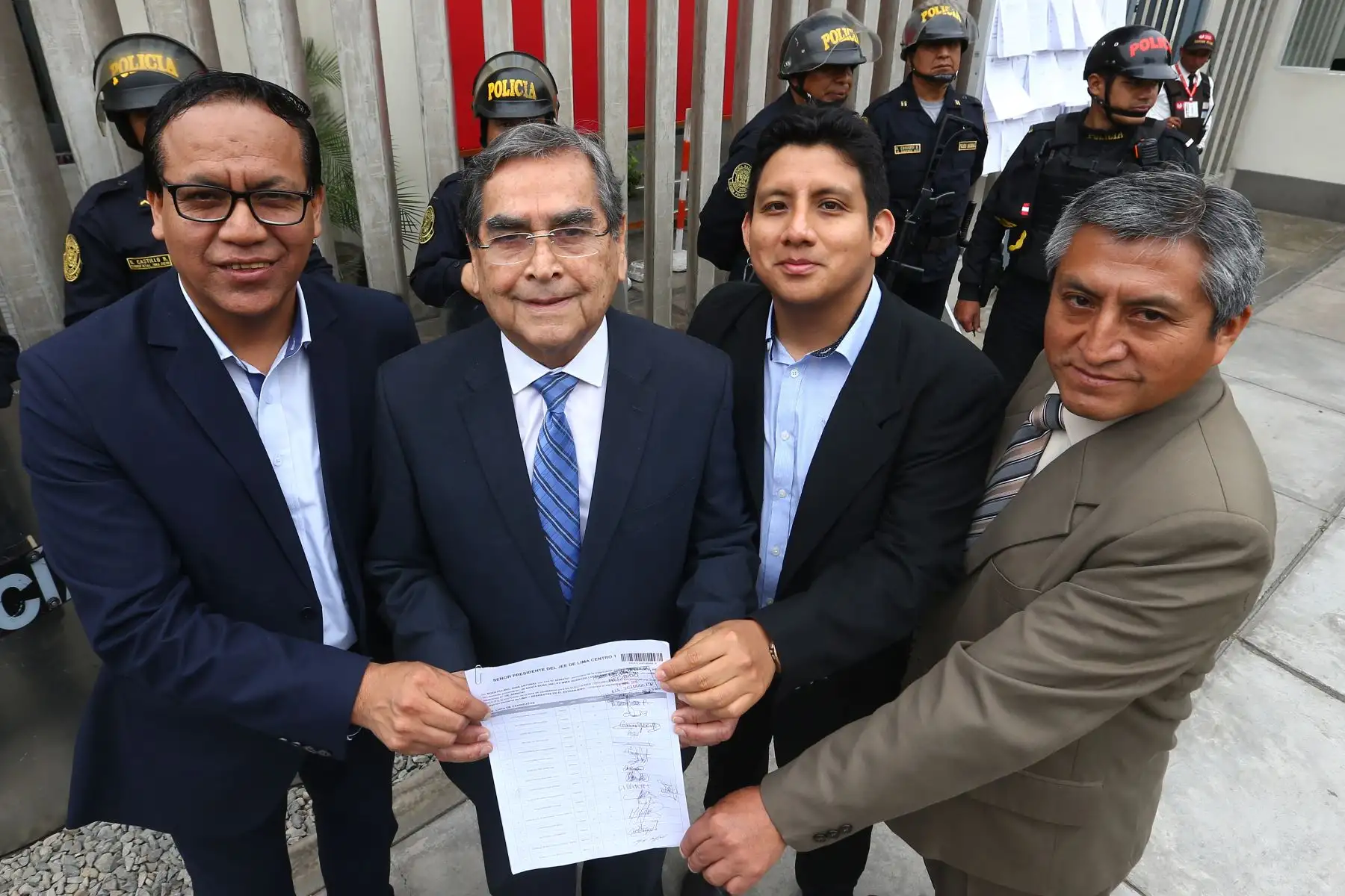 Oscar Ugarteche de la agrupación política Juntos por el Perú inscribió su lista de candidatos al Congreso para las próximas elecciones de enero del 2020 . Foto: Héctor Vinces