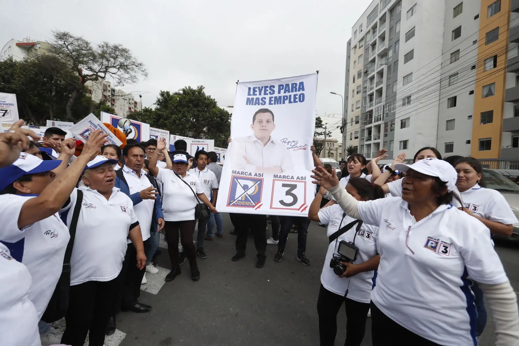 Simpatizantes del partido Podemos  acuden a inscribir sus listas de candidatos al Congreso en la sede del Jurado Electoral Especial (JEE) Lima Centro a pocas horas de vencer el plazo.
Foto: ANDINA/Renato Pajuelo