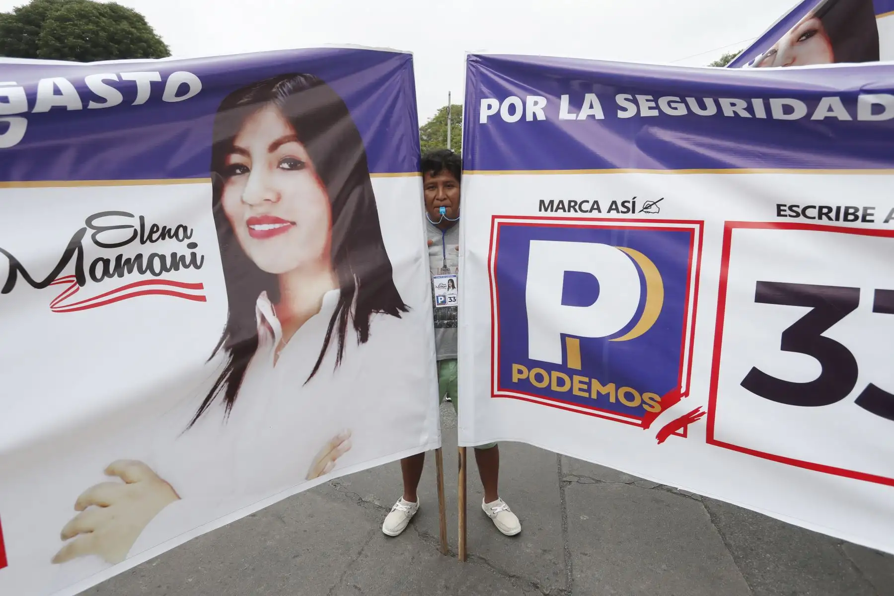 Simpatizantes  del partido Podemos  acuden a inscribir sus listas de candidatos al Congreso en la sede del Jurado Electoral Especial (JEE) Lima Centro a pocas horas de vencer el plazo.
Foto: ANDINA/Renato Pajuelo