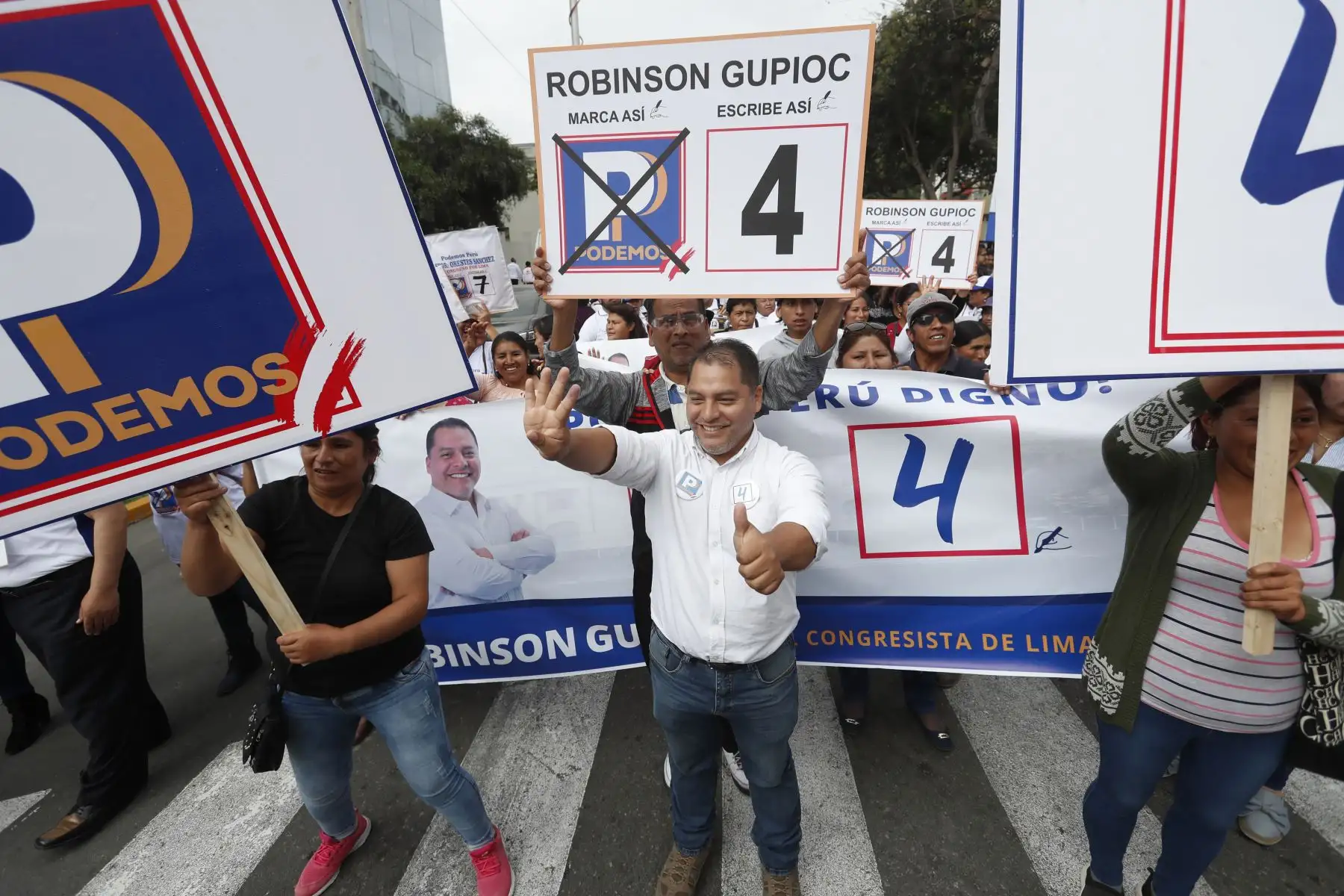 Candidato del partido Podemos, Robinson Gupioc  acude la sede del Jurado Electoral Especial (JEE) Lima Centro  a inscribirse como  candidato al Congreso  a pocas horas de vencer el plazo.
Foto: ANDINA/Renato Pajuelo