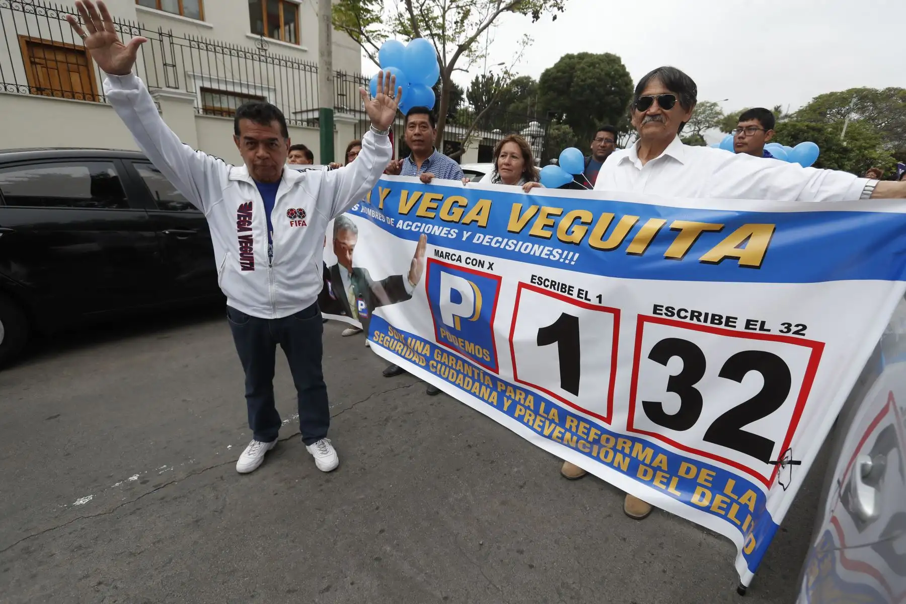 Candidato del partido Podemos, Vega Veguita  acude a la sede del Jurado Electoral Especial (JEE) Lima Centro a inscribirse como  candidato al Congreso a pocas horas de vencer el plazo.
Foto: ANDINA/Renato Pajuelo