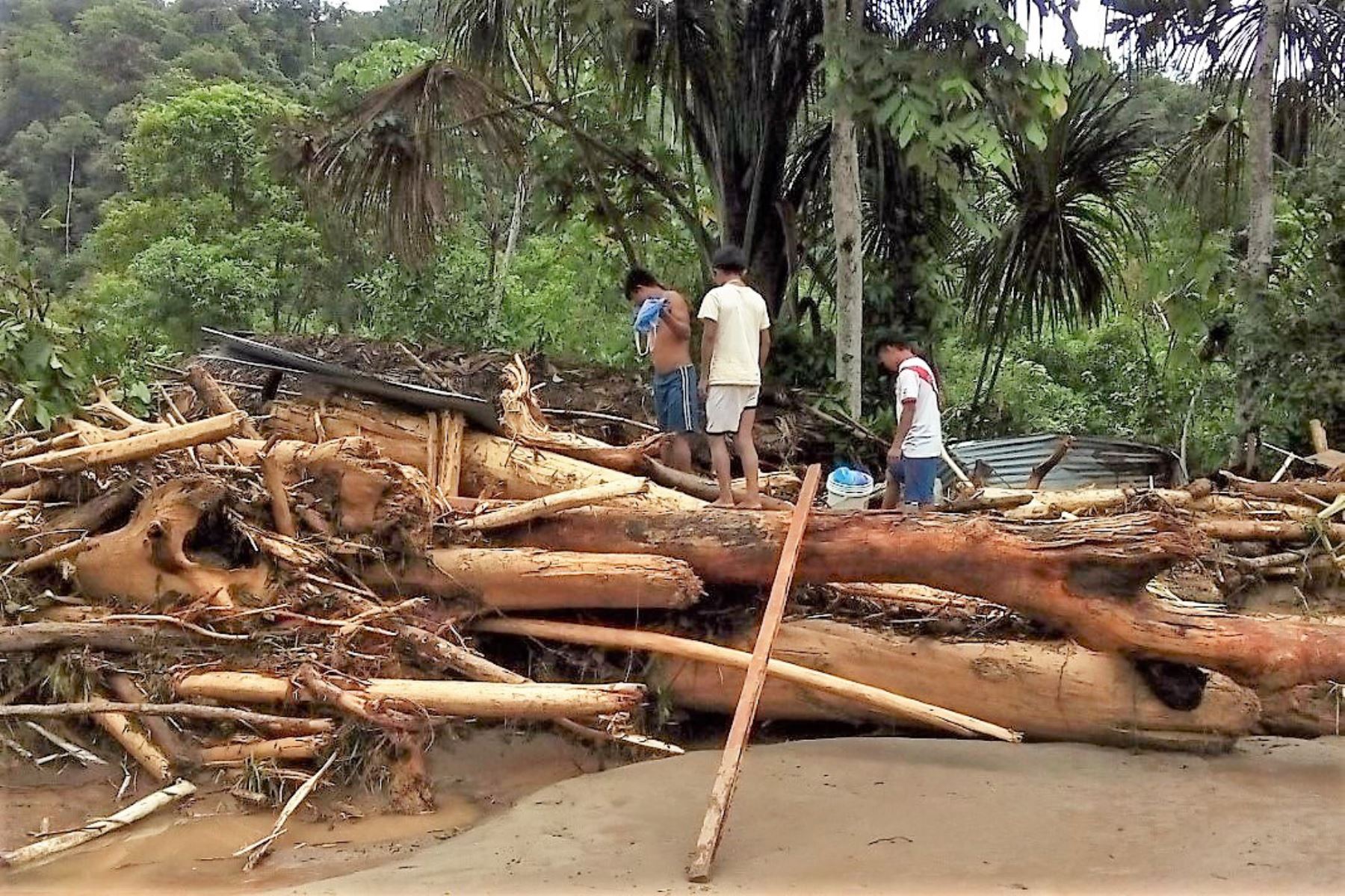 Desborde de río afectó locales escolares en la región Amazonas.