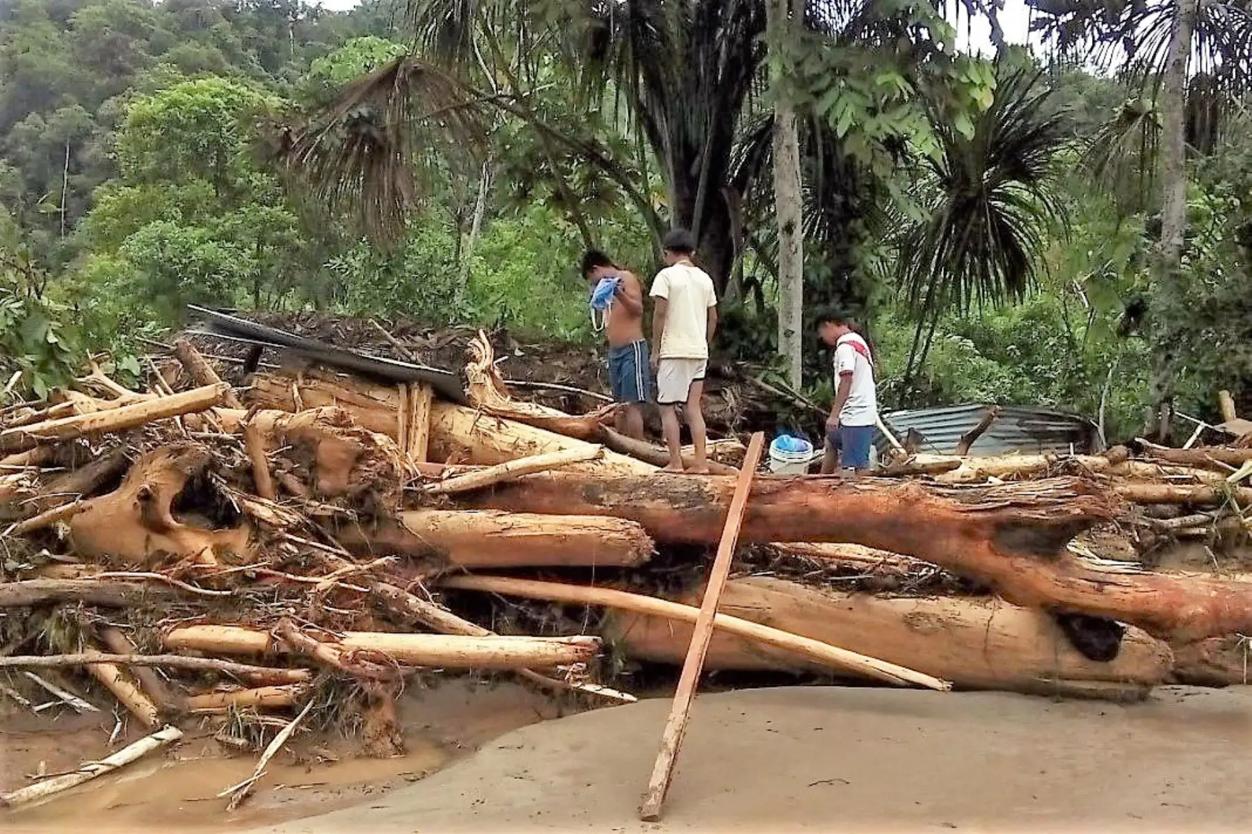 Desborde de río afectó locales escolares en la región Amazonas.