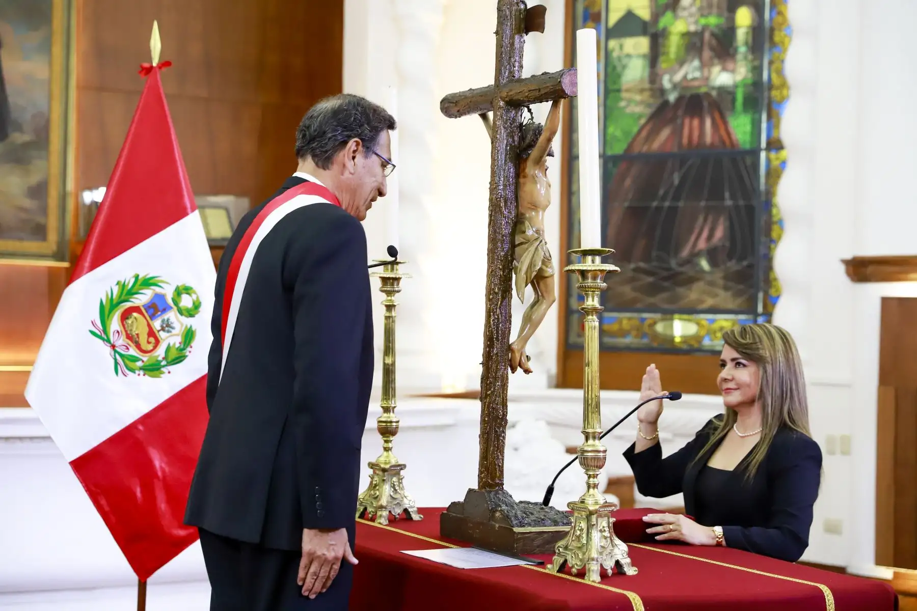 Presidente Martín Vizcarra toma juramento a Elizabeth Hinostroza Pereyra como ministra de Salud.
Foto: ANDINA/Prensa Presidencia