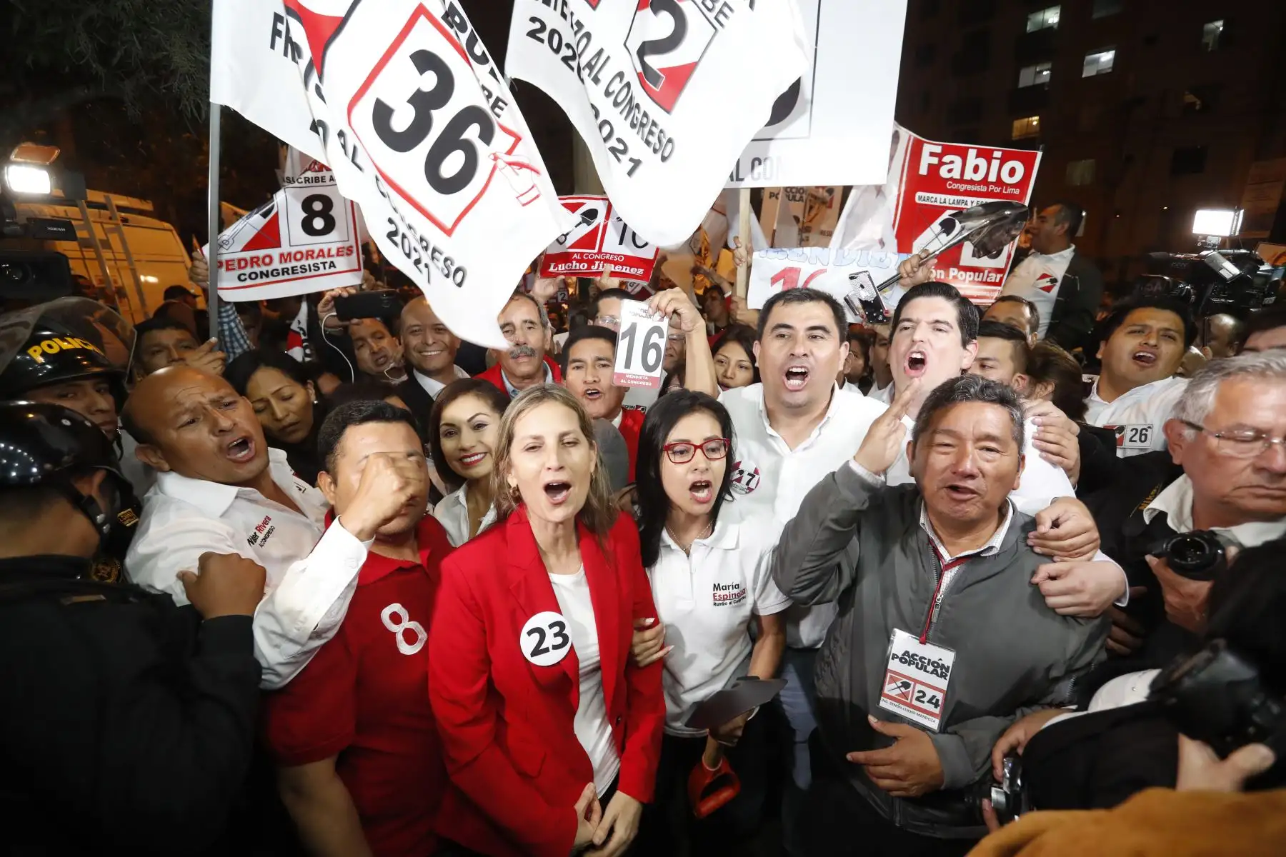 Partidarios de la agrupación política Acción Popular inscribieron la lista de candidatos al Congreso para las próximas elecciones de enero del 2020 . 
Foto: ANDINA/Renato Pajuelo