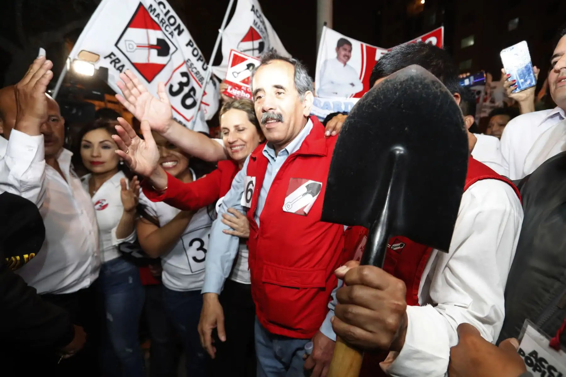 Partidarios de la agrupación política Acción Popular inscribieron la lista de candidatos al Congreso para las próximas elecciones de enero del 2020 . 
Foto: ANDINA/Renato Pajuelo