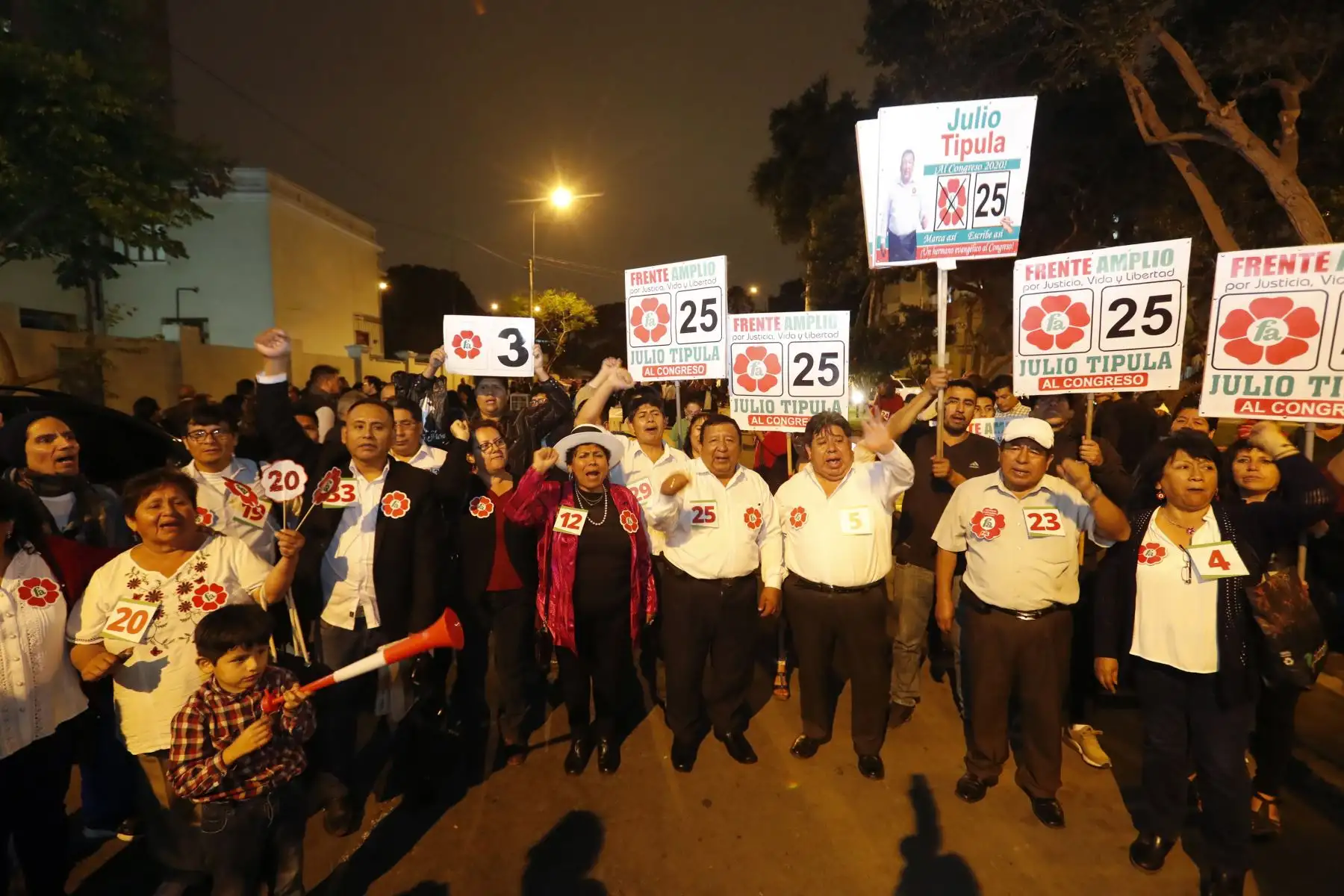 Partidarios de la agrupación política Frente Amplio inscribieron la lista de candidatos al Congreso para las próximas elecciones de enero del 2020 . 
Foto: ANDINA/Renato Pajuelo