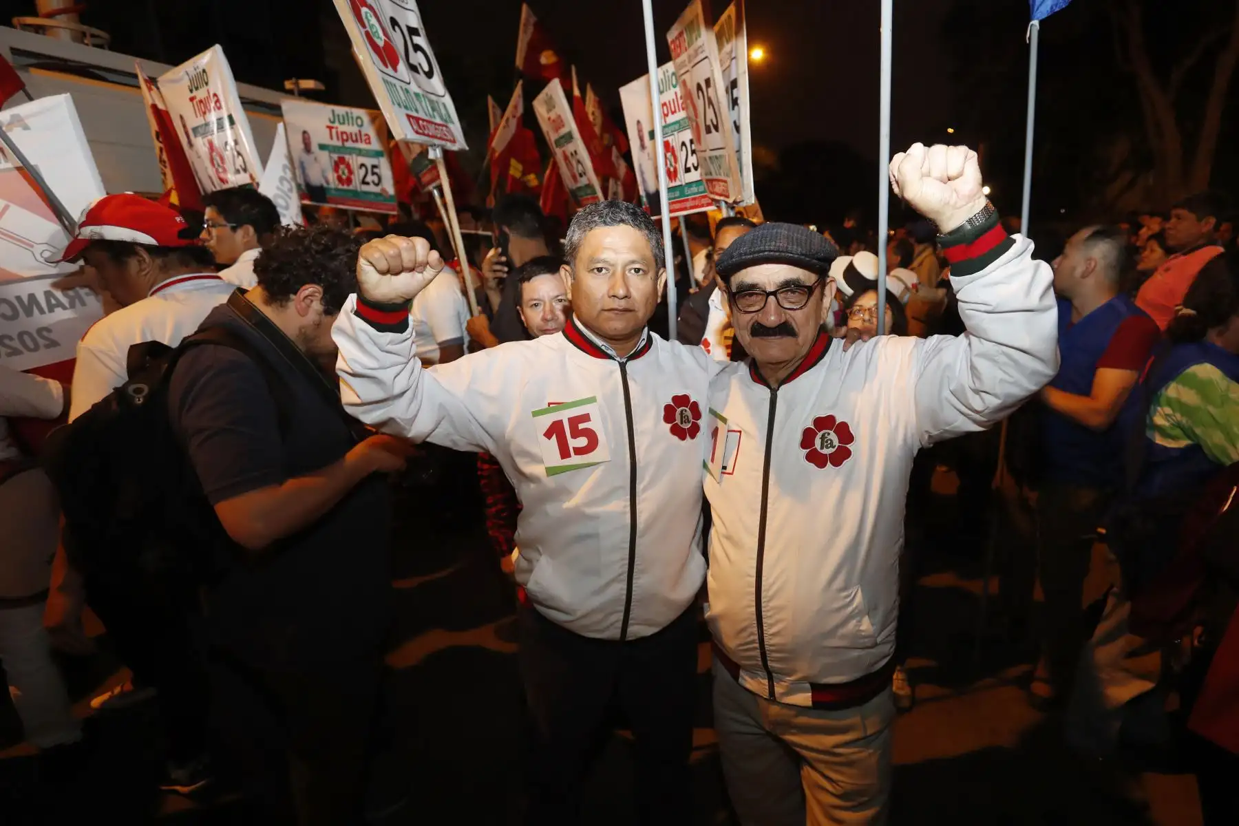 Enrique Fernandez de la agrupación política Frente Amplio  llega al Jurado Nacional de Elecciones para  inscribir la lista de candidatos al Congreso que participarán en las próximas elecciones de enero del 2020 . 
Foto: ANDINA/Renato Pajuelo
