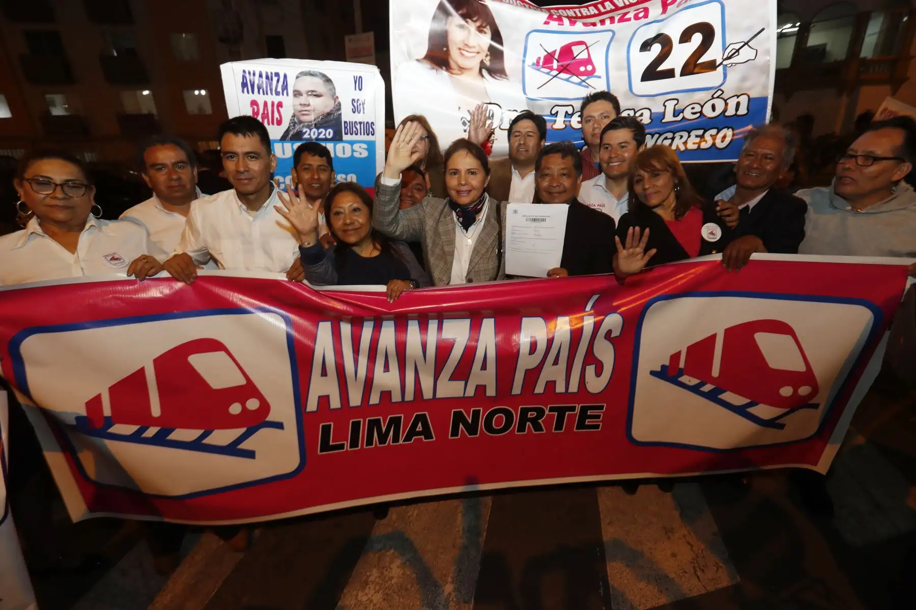 Beatriz  Mejía de la agrupación política Avanza País  llega al Jurado Nacional de Elecciones para  inscribir la lista de candidatos al Congreso que participarán en las próximas elecciones de enero del 2020 . 
Foto: ANDINA/Renato Pajuelo