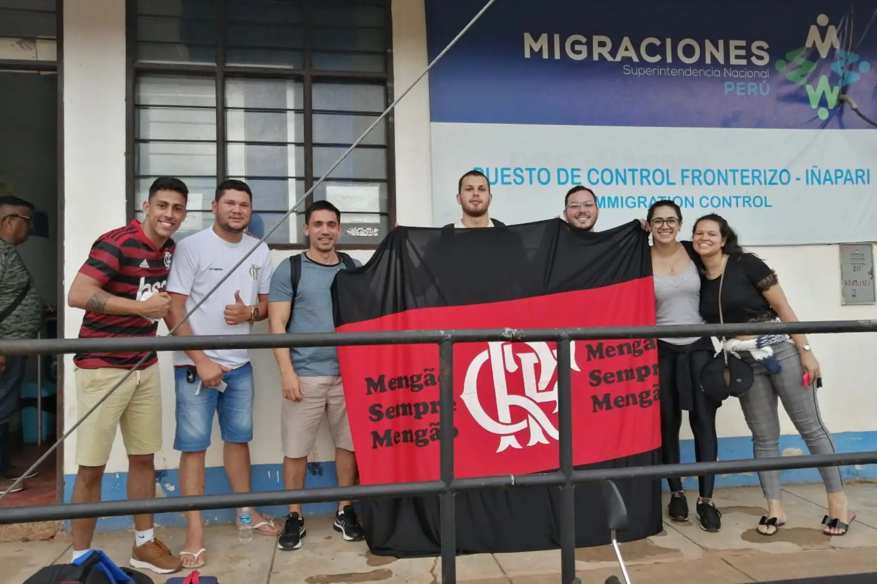 Alrededor de 100 hinchas del Flamengo de Brasil cruzaron la frontera en Madre de Dios para asistir a la final de la Copa Libertadores que se jugará en Lima.
