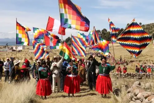 El punto de partida será la Plaza de Armas del Centro poblado de Laro, donde intervendrán estudiantes universitarios, autoridades locales y comunales vestidos con coloridos atuendos que recorrerán el Camino Inca por más de cinco horas, siendo su punto de llegada la Plaza de Armas del Distrito de Nicasio en Puno.