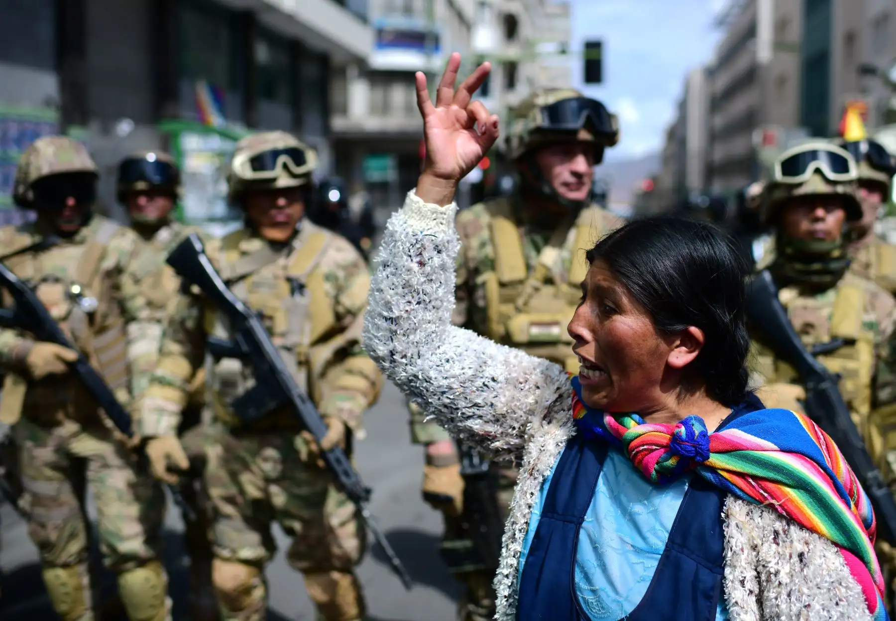 Una mujer boliviana, partidaria del ex presidente boliviano Evo Morales, protesta contra el gobierno interino en La Paz. Foto: AFP