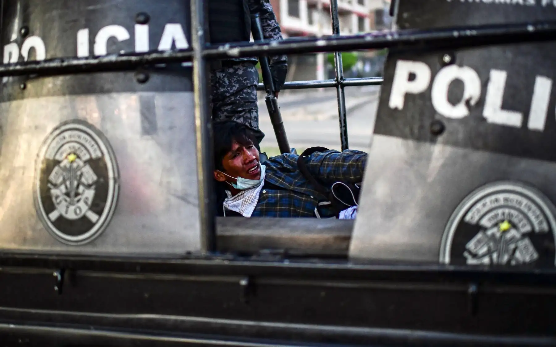Partidario del ex presidente boliviano Evo Morales, es detenido por la policía en La Paz. Foto: AFP