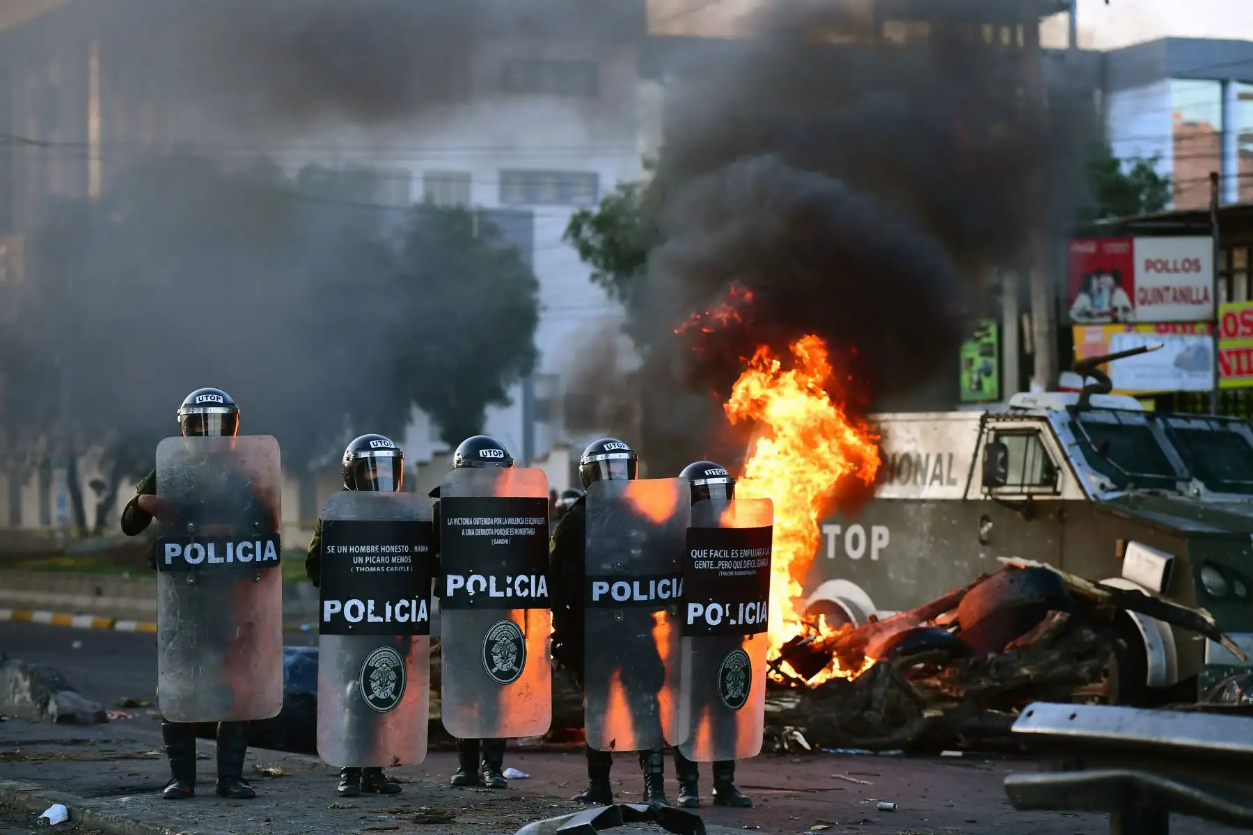 La policía antidisturbios boliviana está de guardia durante una manifestación en Cochabamba. Foto: AFP