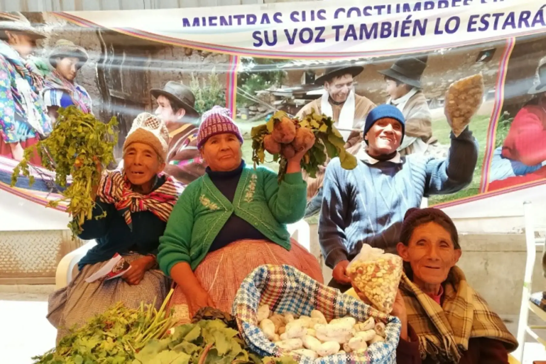 Los usuarios y usuarias del Programa también mostraron la originalidad de su textilería y la elaboración de medias, gorros, chalecos y frazadas de lana de oveja; el trenzado de sogas de forma artesanal a base de cueros de vaca e hicieron gala de sus bailes ancestrales.