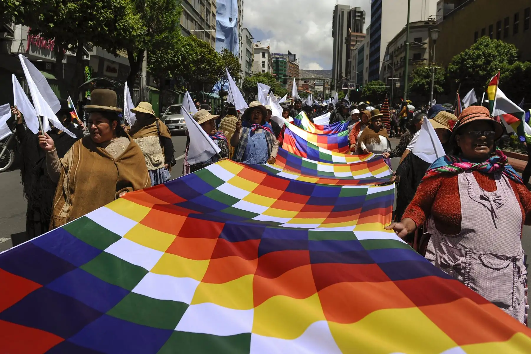 Los manifestantes sostienen una bandera de Wiphala durante una marcha convocada por estudiantes de la Universidad Mayor de San Andrés (Universidad Superior de San Andrés - UMSA) y organizaciones vecinales que exigen la paz.
Foto: AFP