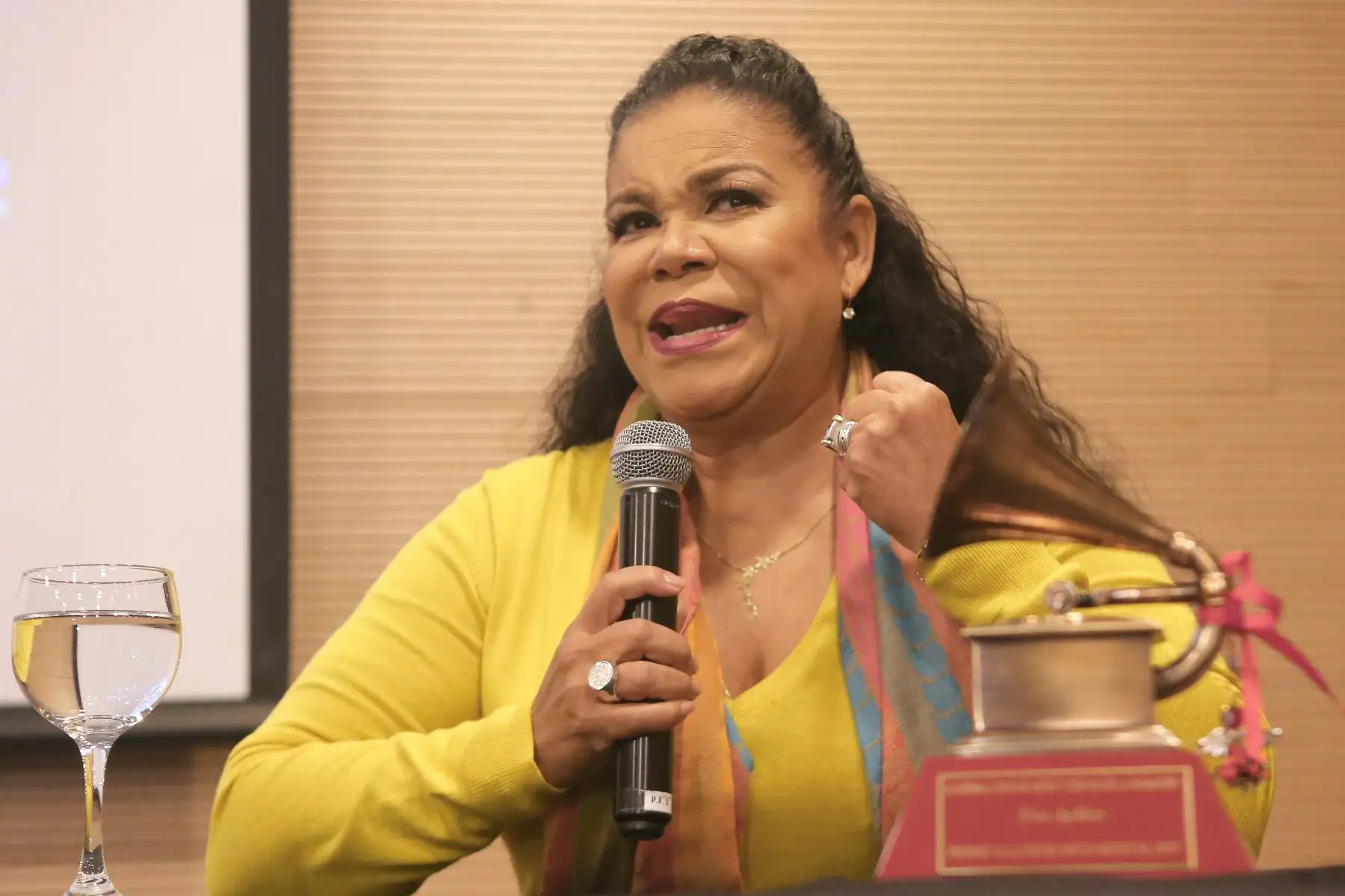 Eva Ayllón,en conferencia de prensa muestra su premio Grammy a la excelencia.
Foto:ANDINA/Héctor Vinces.