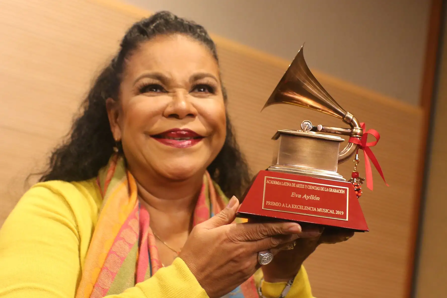 Eva Ayllón,en conferencia de prensa muestra su premio Grammy a la excelencia.
Foto:ANDINA/Héctor Vinces.