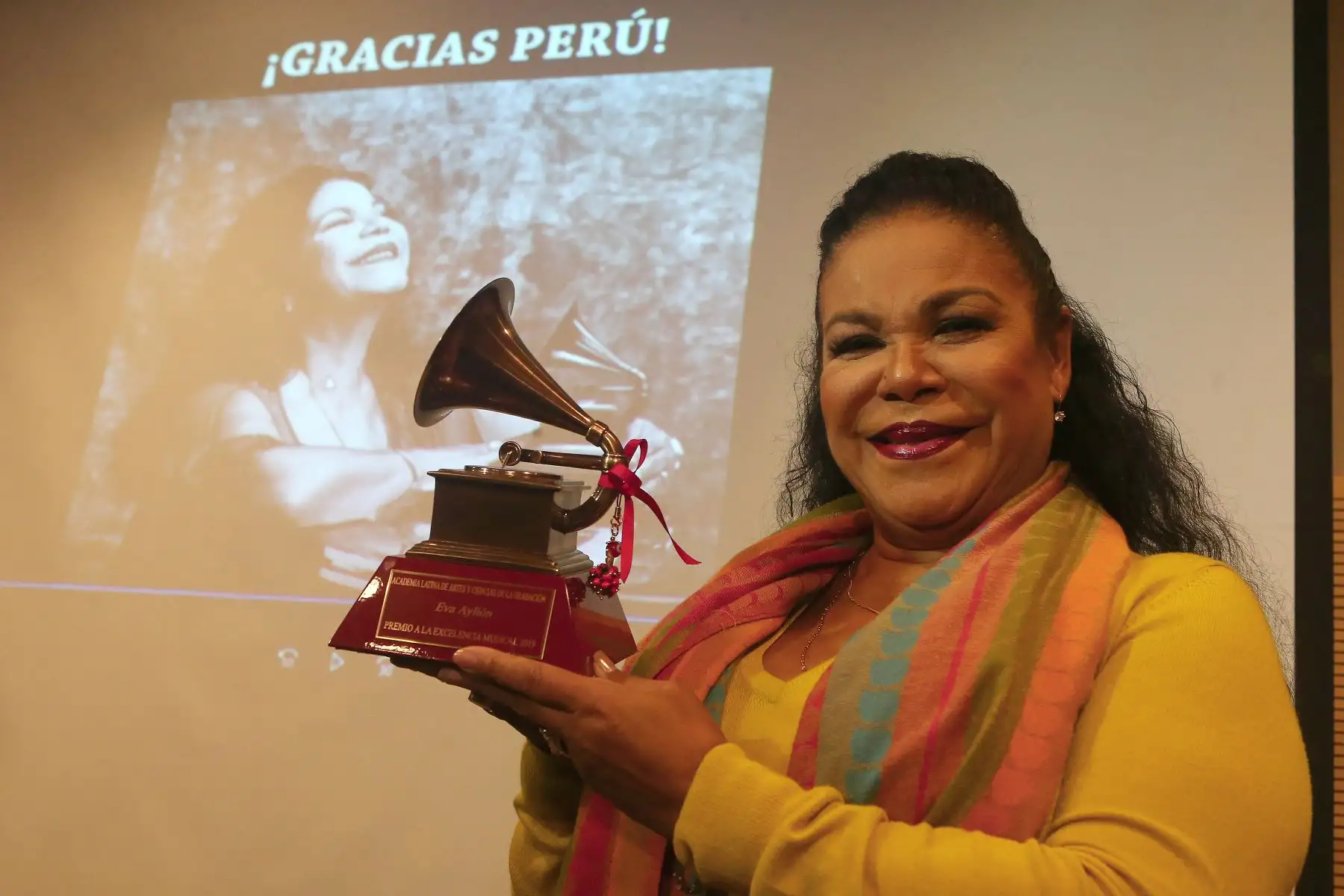 Eva Ayllón,en conferencia de prensa muestra su premio Grammy a la excelencia.
Foto:ANDINA/Héctor Vinces.