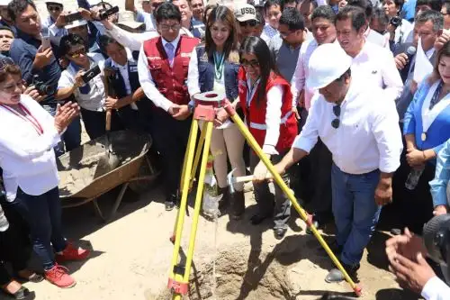 La directora ejecutiva de la Autoridad para la Reconstrucción con Cambios (ARCC), Amalia Moreno, puso la primera piedra de la obra de solución integral del río Ica.